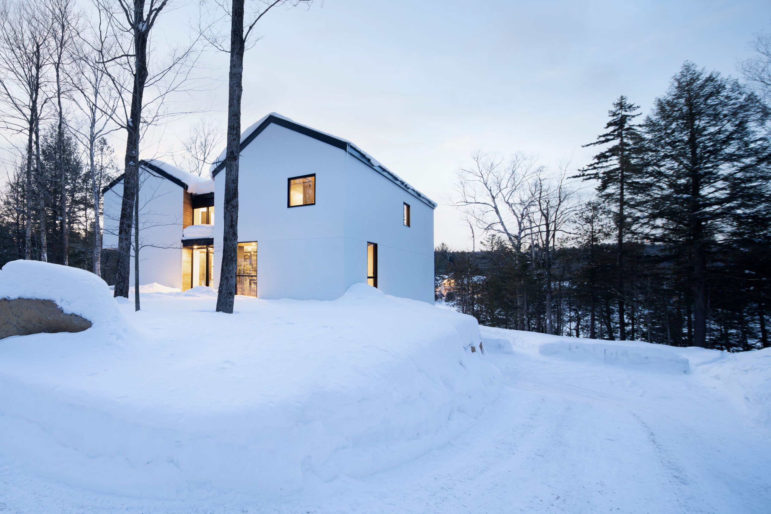 Photo architecture, Blanchette Architectes, Winter house Canada, Design Country house with panoramic view at blue hour. Fenêtre Fabelta