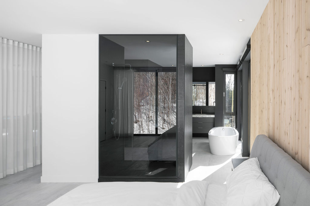 Maison Tremblant winter house disign with black metal cladding and cedar wood cladding par Blanchette Architectes,