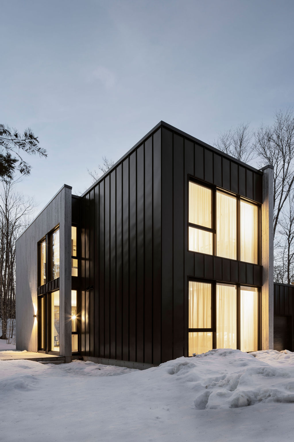 Maison Tremblant winter house disign with black metal cladding and cedar wood cladding par Blanchette Architectes,